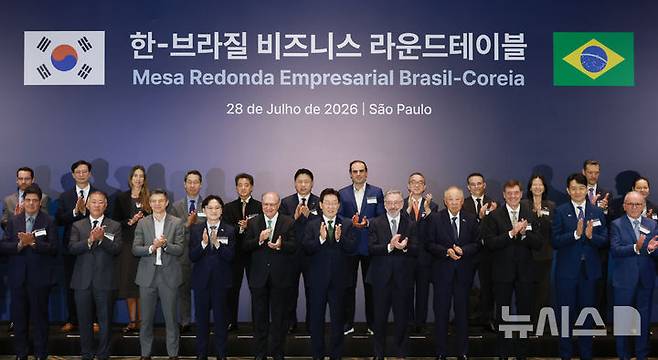 [상파울루=뉴시스] 김진아 기자 = 이재명 대통령이 28일(현지 시간) 브라질 상파울루 한 호텔에서 열린 한-브라질 비즈니스 라운드 테이블에서 참석자들과 기념촬영을 하고 있다.맨 앞줄 왼쪽부터 마르쿠스 몰리나 MBRF 회장, 정의선 현대자동차그룹 회장,라우데미르 뮐러 APEX 브라질회장, 김정관 산업통상부 장관, 제라우두 아우키민 브라질 부통령,이재명 대통령, 마르시우 엘리아스호자 개발·산업·통상·서비스부 장관, 류진 한국경제인협회 회장, 프란시스쿠 고미스 네투 Embraer CEO, 조원태 대한항공 회장, 제러마이아 오캘러한 JBS 회장.뒷줄 왼쪽부터 호제리우 노게이라 Vale 부사장, 문재영 HD건설기계사장, 카를라 크리파 Ambev 부사장, 이동훈 SK바이오팜 CEO, 에우시루 토케시 Braskem CEO, 류재철 LG전자대표이사 사장, 에데르 로페스 Inpasa CEO, 정인섭 한화오션 사장, 안데르손 페르난지스 WEG부사장, 최수연 네이버 대표, 에니우 마치아스페헤이라 TUPY 부사장, 윤영미 한국수입협회 회장. 2026.07.29. bluesoda@newsis.com