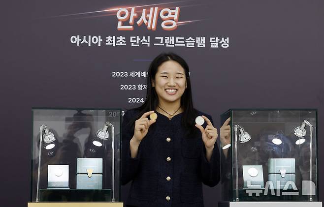 [서울=뉴시스] 김혜진 기자 = 배드민턴 여자 단식 세계랭킹 1위 안세영이 29일 서울 서초구 요넥스 코리아에서 열린 공식 기념메달 공개식에서 메달을 들고 기념 촬영을 하고 있다. 2026.07.29. jini@newsis.com