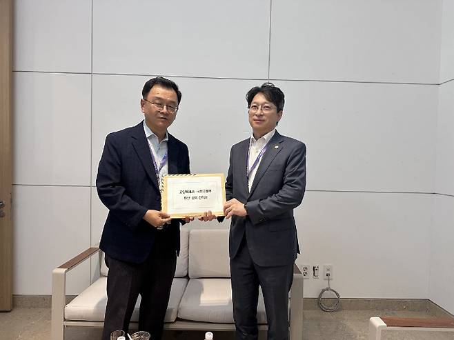 민경선 고양특례시장이 홍지선 국토교통부 제2차관을 만나 고양은평선 일산 연장 등 현안이 담긴 건의서를 전달하고 있다. 고양시 제공