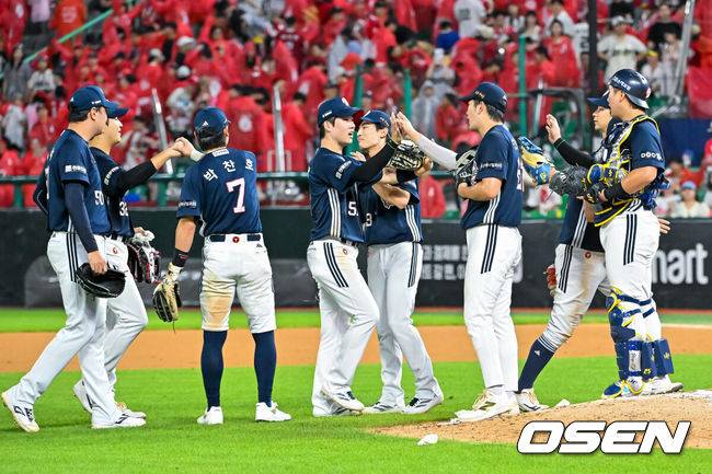 [OSEN=인천, 민경훈 기자] 28일 인천 SSG랜더스필드에서 2026 신한 SOL KBO리그 SSG 랜더스와 두산 베어스의 경기가 열렸다.이 경기에서 두산은 연장 접전 끝&nbsp;2-1로 승리했다.&nbsp;두산은 3연전 기선제압과 함께 2연승을 달리며 시즌 49승 3무 44패를 기록했다. 반면 4연승 상승세가 끊긴 9위 SSG는 36승 4무 57패가 됐다.&nbsp;경기를 마치고 두산 선수들이 마운드 근처에 모여서 승리의 기쁨을 나누고 있다. 2026.07.28 /rumi@osen.co.kr