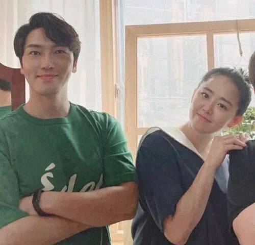최근 결혼한 배우 문근영(오른쪽)과 뮤지컬·연극 배우 정평. 정평 인스타그램 캡처
