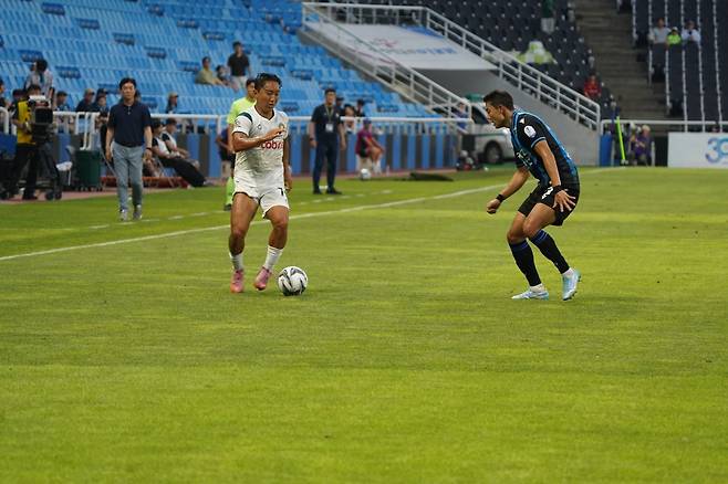 김포 최성범(왼쪽)이 29일 인천축구전용경기장에서 열린 인천과 원정경기 도중 드리블하고 있다. 사진제공|김포FC
