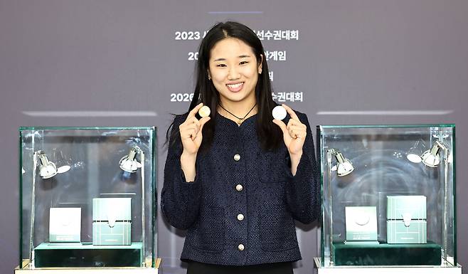 배드민턴 안세영이 29일 서울 서초구 요넥스코리아에서 열린 안세영 공식 기념 메달 공개식에서 양 손에 메달을 들고 기념촬영하고 있다. 연합뉴스