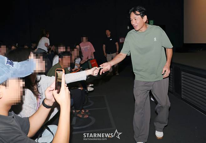 배우 황정민이 29일 오후 서울 CGV용산아이파크몰에서 진행된 영화 '호프' 무대인사에 참석해 팬들과 인사를 나누고 있다. /2026.07.29 /사진=이동훈 photoguy@