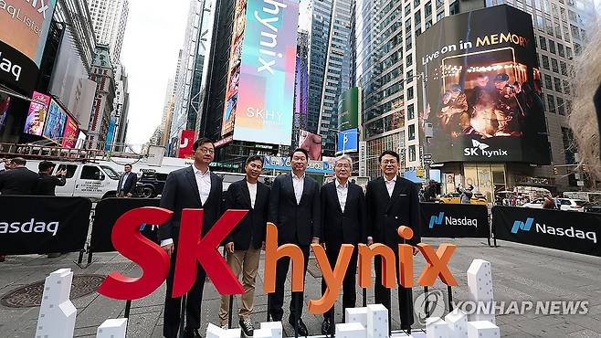 나스닥 ADR 거래 개시 알리는 SK하이닉스 (서울=연합뉴스) 최태원 SK그룹 회장, 곽노정 SK하이닉스 CEO 등 주요 경영진이 10일(현지시간) 미국 뉴욕 타임스퀘어 나스닥 타워 앞에서 기념 촬영을 하고 있다. 왼쪽부터 최재원 SK스퀘어 수석부회장, 곽노정 SK하이닉스 CEO, 최태원 SK그룹 회장, 고승범 SK하이닉스 사외이사 겸 이사회 의장, 유정준 SK(주) 미주총괄 부회장. 2026.7.11 [SK하이닉스 제공. 재판매 및 DB 금지] photo@yna.co.kr