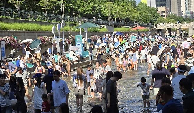 지난해 청계천 물 첨벙첨벙 행사 [서울시 제공. 재판매 및 DB 금지]