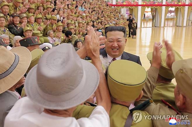 김정은, 전승절 경축행사 참가한 전쟁노병·전시공로자 격려 (평양 조선중앙통신=연합뉴스) 김정은 북한 국무위원장이 지난 28일 '전승절'로 기념하는 정전협정 체결 73주년 경축행사에 참가했던 전쟁노병, 전시공로자들을 만나 격려했다고 조선중앙통신이 29일 보도했다. 이날 김 위원장은 전쟁노병, 전시공로자들과 기념사진을 촬영했다. 2026.7.29 
    [국내에서만 사용가능. 재배포 금지. For Use Only in the Republic of Korea. No Redistribution] nkphoto@yna.co.kr