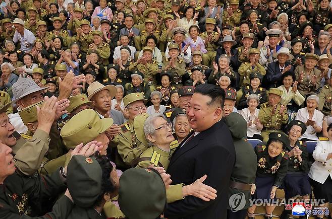 김정은, 전승절 경축행사 참가한 전쟁노병·전시공로자 격려 (평양 조선중앙통신=연합뉴스) 김정은 북한 국무위원장이 지난 28일 '전승절'로 기념하는 정전협정 체결 73주년 경축행사에 참가했던 전쟁노병, 전시공로자들을 만나 격려했다고 조선중앙통신이 29일 보도했다. 이날 김 위원장은 전쟁노병, 전시공로자들과 기념사진을 촬영했다. 2026.7.29 
    [국내에서만 사용가능. 재배포 금지. For Use Only in the Republic of Korea. No Redistribution] nkphoto@yna.co.kr