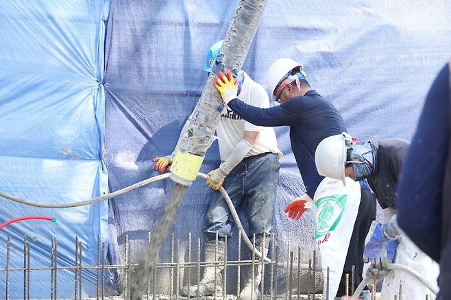 극한더위 속 콘크리트 타설 작업 현장 (대구=연합뉴스) 박세진 기자 = 29일 대구 한 건설 현장에서 작업자들이 콘크리트 타설 작업을 하며 땀을 흘리고 있다. 2026.7.29 psjpsj@yna.co.kr