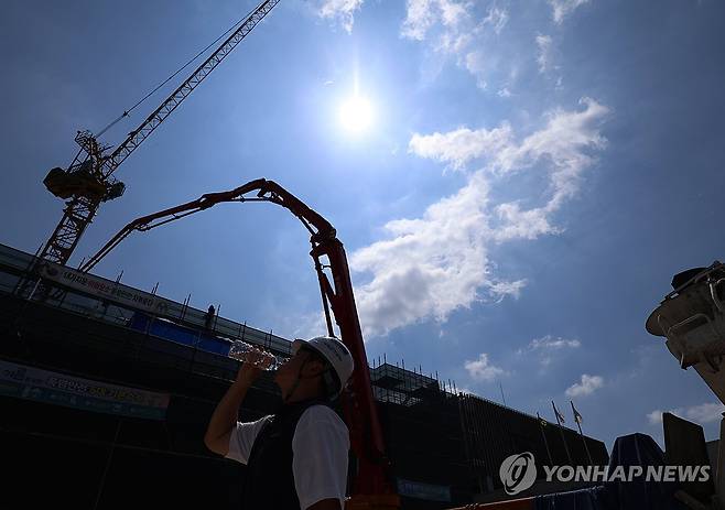 '극한더위와 사투 벌이는 건설 현장' (대구=연합뉴스) 박세진 기자 = 29일 대구에 폭염경보가 발효된 가운데 한 건설 현장 작업자가 냉수를 마시며 열기를 식히고 있다. 2026.7.29 psjpsj@yna.co.kr