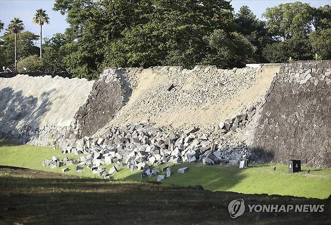 무너진 구마모토 성벽 (구마모토 교도=연합뉴스) 28일 오후 일본 규슈 서부 구마모토에서 발생한 규모 7.1 강진으로 구마모토성의 벽이 무너져 있다. 2026.7.28 photo@yna.co.kr