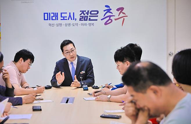 시정간담회하는 이동석 충주시장 [충주시 제공, 재판매 및 DB금지]