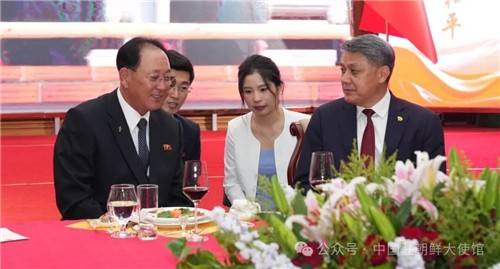 대화하는 노광철 북한 국방상(왼쪽)과 왕야쥔 주북 중국대사 [주북 중국대사관 소셜미디어 캡처. 재판매 및 DB 금지]