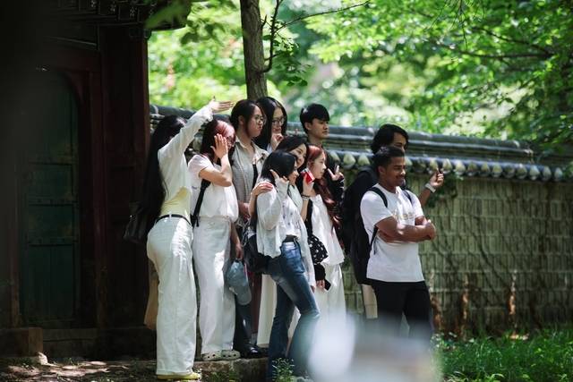 ▲ 외국인 유학생들이 '동궁' 촬영지인 호서대 아산캠퍼스를 배경으로 사진을 촬영하고 있다