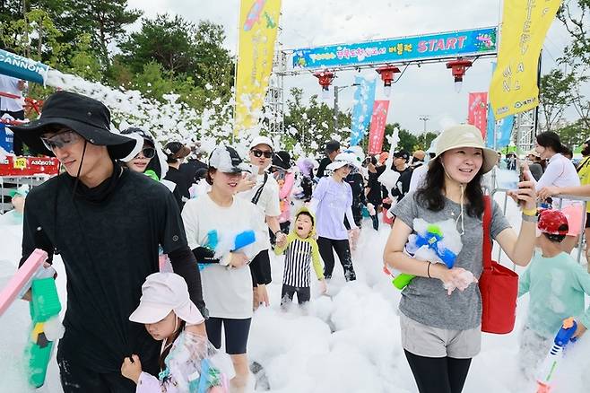 ▲ 지난해 예천군 호명면 도청신도시 패밀리파크에서 열린 '2025 도청신도시 버블런(Bubble Run)' 참가자들의 모습, 예천군 제공