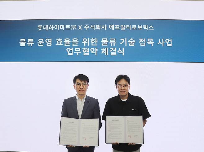 신현채 롯데하이마트 SCM부문장(왼쪽)과 장재호 에프알티로보틱스 대표가 29일 AI 기반 웨어러블 로봇의 공동 실증 및 상용화를 위한 업무협약을 체결한 뒤 기념촬영을 하고 있다.(사진제공=롯데하이마트)