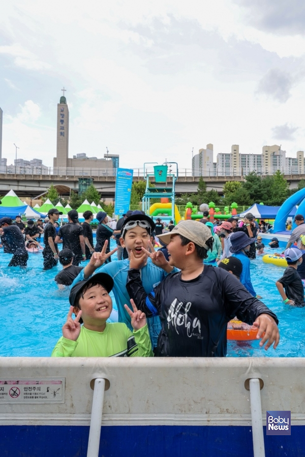 어린이들이 제10회 성북문화바캉스에서 물놀이를 즐기며 환하게 웃고 있다.&nbsp;ⓒ성북구