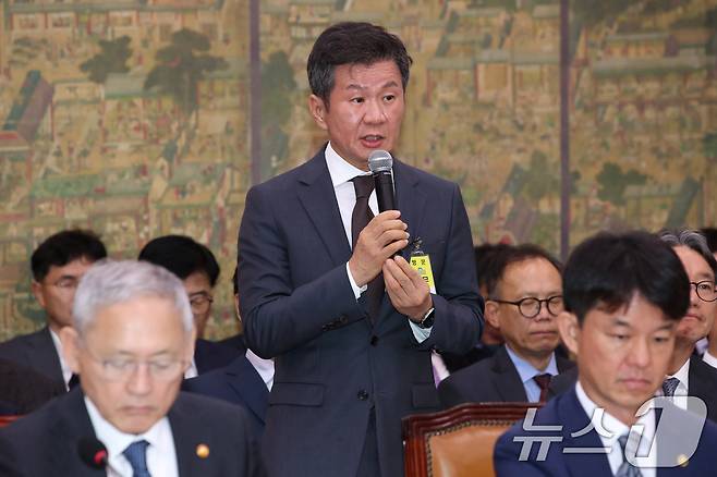 정몽규 전 대한축구협회장이 24일 오후 서울 여의도 국회에서 열린 문화체육관광위원회의 문화체육관광부 등에 대한 종합국정감사에 출석해 의원 질의에 답하고 있다. 2024.10.24 ⓒ 뉴스1 이광호 기자