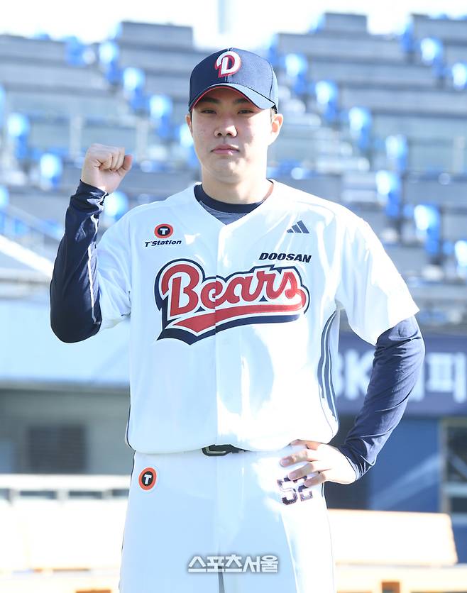 두산 박준순이 15일 잠실구장에서 열린 창단기념식 겸 시무식 후 포즈를 취하고 있다. 잠실 | 최승섭 기자 thunder@sportsseoul.com