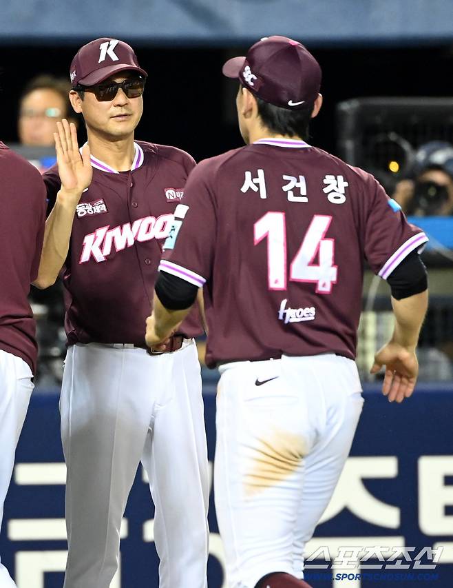 29일 잠실야구장에서 열린 키움과 LG의 경기. 키움이 18대11로 승리했다. 설종진 감독이 이날 경기 5안타 2타점으로 활약한 서건창을 맞이하고 있다. 잠실=허상욱 기자wook@sportschosun.com/2026.07.29/