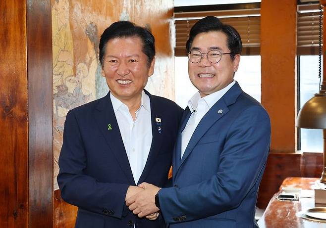 더불어민주당 정청래 당 대표 후보와 박찬대 인천시장이 30일 인천 남동구 한 식당에서 조찬 회동에 앞서 인사하고 있다. ⓒ연합뉴스
