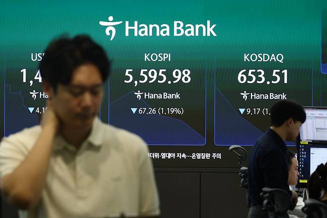 30일 서울 하나은행 본점 딜링룸에서 관계자들이 업무를 보고 있다. 뉴시스 제공