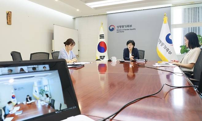 원민경 성평등가족부 장관이 지난 24일 오후 정부서울청사에서 경찰-가정폭력상담소 간의 공동대응체계 점검을 위한 화상회의를 갖고 일선 상담소의 애로사항과 정책 개선방안을 청취하고 있다. 성평등가족부 제공