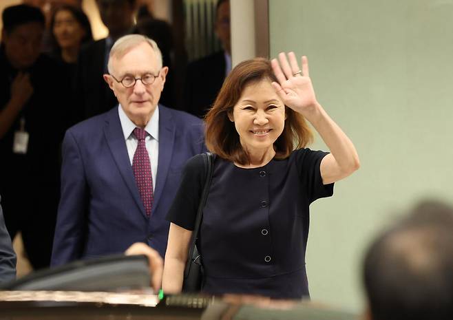 미셸 스틸 주한 미국대사가 30일 인천국제공항 제2여객터미널을 통해 입국하며 인사하고 있다. 미셸 스틸 대사 왼쪽은 남편 숀 스틸 변호사. 연합뉴스