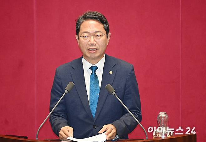 김승원 더불어민주당 의원이 30일 서울 여의도 국회에서 열린 본회의에서 형사소송법 일부개정법률안(대안)에 대해 제안설명을 하고 있다. [사진=곽영래 기자]