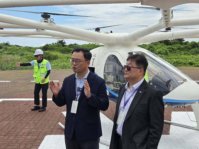 지난 29일 제주에서 열린 ‘2026 도심항공교통(UAM) 서비스 발표회’ 현장에서 고양시 UAM 산업 육성에 대한 비전을 설명 중인 민경선 고양특례시장(왼쪽). 오른쪽은 황호원 항공안전기술원장. 사진 고양시