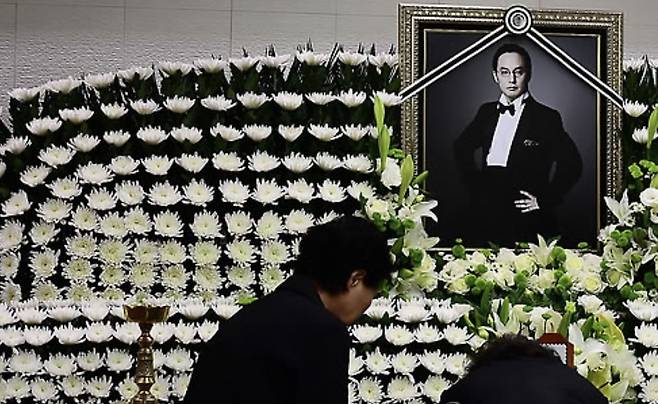 고(故) 신해철씨의 빈소가 2014년 10월 28일 오전 서울 송파구 서울아산병원 장례식장에 마련돼 있다. 연합뉴스
