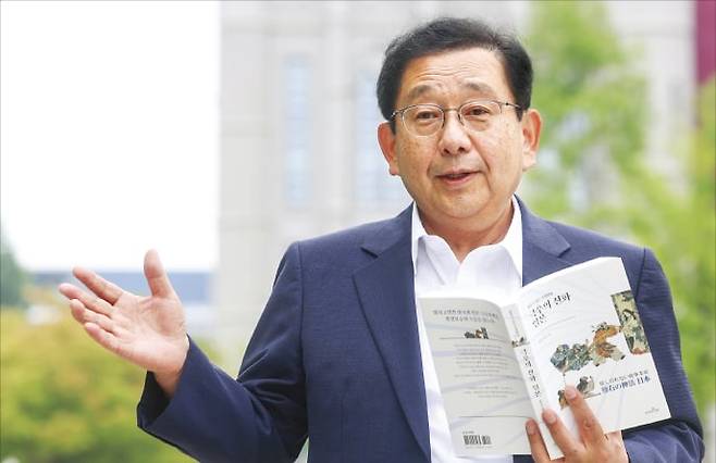 호사카 유지 교수가 30일 ﻿고려대 안암캠퍼스에서 신간 ‘극우의 신화 일본’을 소개하고 있다.  임형택 기자
