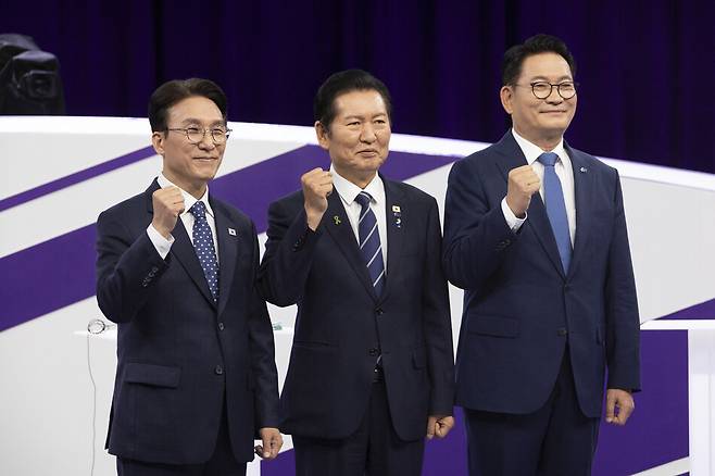 29일 서울 마포구 MBC에서 열린 더불어민주당 당 대표 선출을 위한 후보자 방송토론회에서 김민석(왼쪽부터), 정청래, 송영길 후보가 기념 촬영을 하고 있다. 연합뉴스