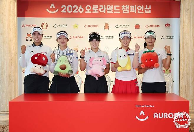 지난 29일 열린 오로라월드 챔피언십 공식 기자회견에 참석한 주요 선수들이 자신들의 최애 캐릭터 인형을 들고 선전을 다짐하는 파이팅을 외치고 있다(왼쪽부터 서교림, 배소현, 고지우, 박현경, 김민별). KLPGA
