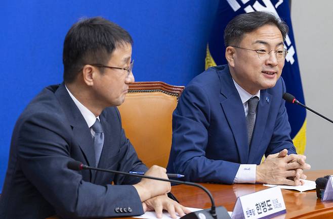 신장식 조국혁신당 대표(오른쪽)가 취임 인사를 하기 위해 지난 28일 국회 내 더불어민주당 대표 회의실을 찾아 한병도 당 대표 직무대행 겸 원내대표에게 인사말을 하고 있다. [연합뉴스]