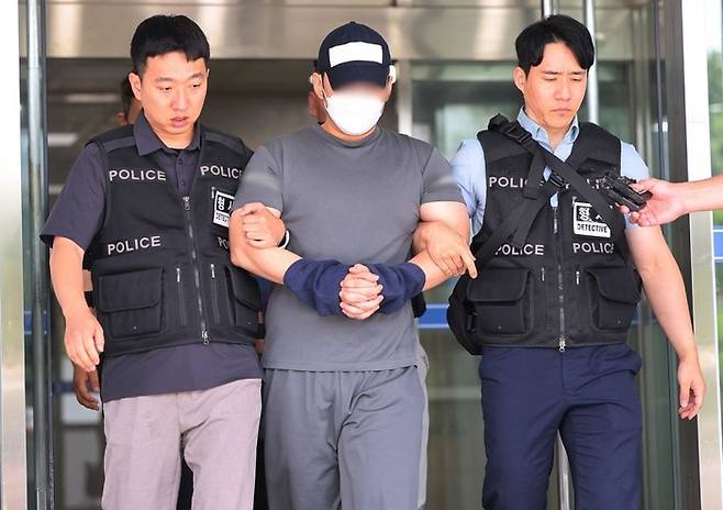 경기 화성 동탄신도시 일대에서 수십억 원대 전세 사기를 저지르고 해외로 달아났다 강제 송환된 검찰 수사관이 지난 24일 구속 전 피의자 심문(영장실질심사)에 출석하기 위해 경기도 용인동부경찰서 유치장에서 나오고 있다. [연합뉴스]