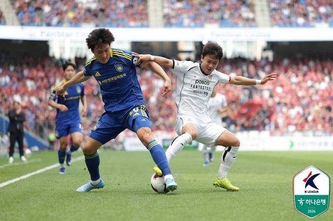 강민준(사진 오른쪽). 사진=한국프로축구연맹