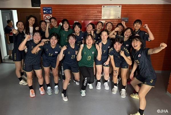 사진 제11회 IHF 세계여자청소년(U-18) 핸드볼선수권대회 예선 1ㅏ전에서 앙골라에 대승을 거둔 일본 선수들, 사진 출처=일본핸드볼협회