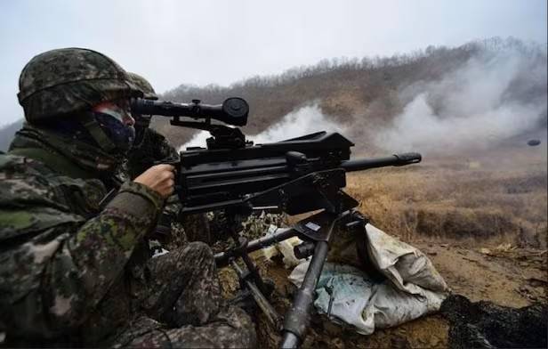 경기 연천 사격장에서 육군 5사단 장병들이 K4 고속유탄기관총 사격을 하고 있다. 수류탄 화력의 유탄을 초당 6발 발사할 수 있는 K4 고속유탄기관총은 최전방 지역 보병들이 쓰는 화기 중 최대 위력을 가지고 있다. 국방일보