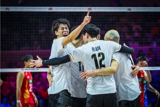 일본남자배구대표팀 선수들이 29일 열린 중국과 2026 VNL 8강전에서 공격 득점을 올린 뒤 기뻐하고 있다./국제배구연맹(FIVB) 제공