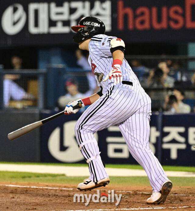 2026년 7월 29일 오후 서울 잠실구장에서 열린 '2026 신한 SOL KBO리그' 키움 히어로즈와 LG 트윈스의 경기.LG 문정빈이 4회말 2사 2.3루서 2타점 적시타를 치고 있다./잠실=유진형 기자
