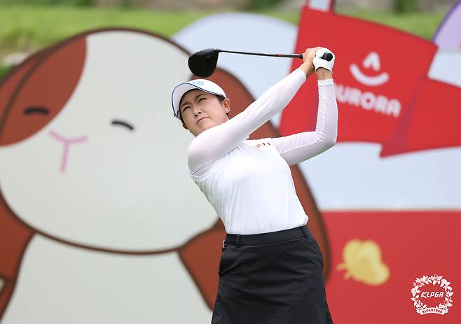 1번 홀에서 티샷을 날리고 있는 김민주. [사진=KLPGA]