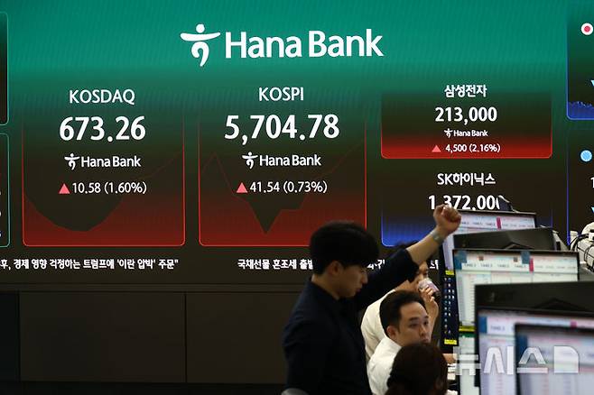 [서울=뉴시스] 고승민 기자 = 코스피가 18.53포인트(0.33%) 오른 5681.77 출발했다가 소폭 등락을 이어가고 있는 30일 서울 하나은행 본점 딜링룸에서 관계자들이 업무를 보고 있다. 코스닥은 1.20% 내린 654.72에 출발했다. 2026.07.30. kkssmm99@newsis.com