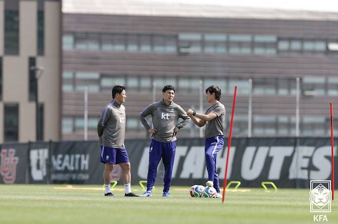 [서울=뉴시스] 홍명보 축구대표팀 감독이 21일(현지 시간) 미국 유타주 솔트레이크시티 유트사커필드에서 김진규, 김동진 코치와 대화하고 있다. (사진=대한축구협회 제공) 2026.05.21. photo@newsis.com *재판매 및 DB 금지
