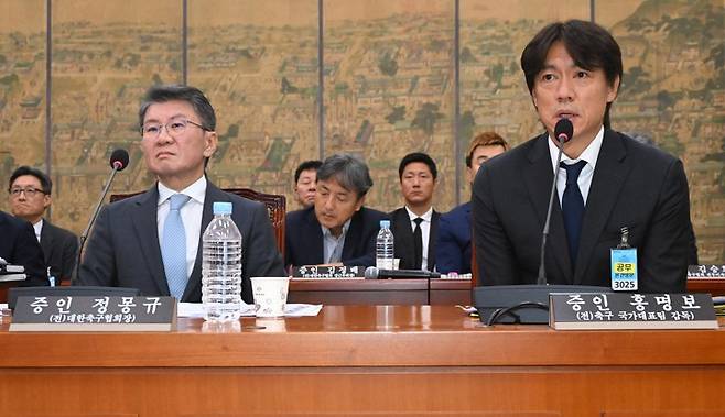 청문회 출석해 답변하는 홍명보 전 축구대표팀 감독 청문회 출석해 답변하는 홍명보 전 축구대표팀 감독     (서울=연합뉴스) 홍명보 전 축구대표팀 감독(오른쪽)이 30일 국회 문화체육관광위원회에서 열린 대한축구협회 현안 관련 청문회에 증인으로 출석해 의원 질의에 답하고 있다. 홍 전 감독 왼쪽은 정몽규 전 대한축구협회장. 2026.7.30 [국회사진기자단]     photo@yna.co.kr (끝)   <저작권자(c) 연합뉴스, 무단 전재-재배포, AI 학습 및 활용 금지>