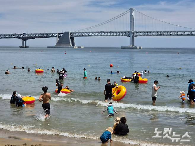 역대급 폭염이 이어지고 있는 30일 오후 부산 광안리해수욕장에서 피서객들이 해수욕을 즐기고 있다. 정혜린 기자