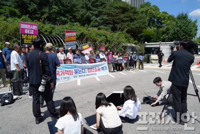 ▲ 지난 29일 오후 2시 무렵, 서울 서초동 서울중앙지방법원 앞.태양볕은 한여름의 열기를 거침없이 뿜어냈다. 기온은 34도에 육박했고, 직사광선을 그대로 받아낸 아스팔트는 손을 대기조차 어려울 만큼 달궈져 있었다. 체감 온도는 숫자보다 훨씬 뜨거웠다.그러나 그 뜨거움보다 더 뜨거웠던 것은 경북 초대형 산불 피해 주민들의 절규였다. 그들의 절규를 전하고 기록하는 그들이 바로 '애드버킷' ⓒ 프레시안(김종우)