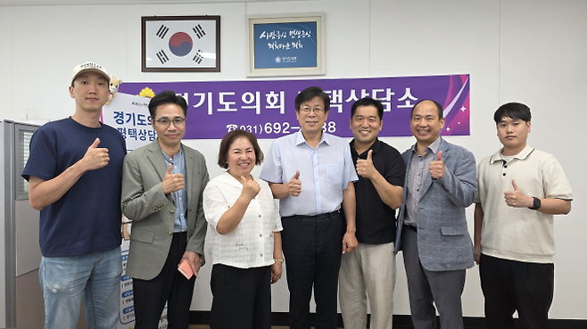 ▲한승훈 의원이 평택상담소에서 고덕국제신도시 시민연대 및 경기도 철도운영과 관계자들과 KTX 경기남부역사 추진을 위한 정담회를 마친 후 기념촬영을 하고 있다. (사진=경기도의회)