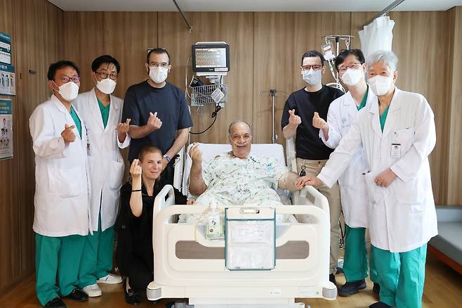 모로코에서 온 모하마드(가운데) 씨와 가족이 2대1 생체간이식 수술을 집도한 이승규(오른쪽) 석좌교수를 포함한 간이식·간담도외과 의료진과 기념촬영을 하고 있다. 사진 제공=서울아산병원