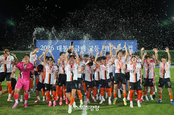 29일 충북 제천종합운동장에서 열린 2026 대통령금배 고등 U17 유스컵 결승에서 우승을 차지한 충남 신평고 선수들이 우승 트로피를 들어올리고 있다. 2026.07.29. 정효진 기자